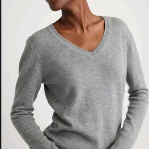 LORD & TAYLOR Light Gray 100% Cashmere Vneck Minimalist Lightweight Sweater‎ M